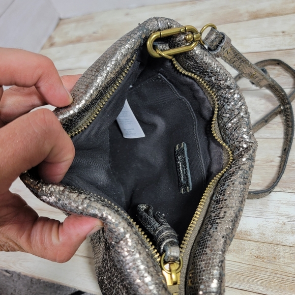 Madewell The Puff Crossbody In Bronze Lamb Leather - Picture 8 of 11